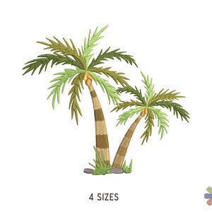 Peut inclure: Un motif de broderie représentant deux palmiers avec des troncs beiges et des palmes vertes, incluant de petites noix de coco et de l'herbe verte à la base. Le texte 4 SIZES est imprimé sous les arbres, avec une petite icône de fleur multicolore.