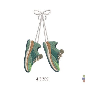 Könnte beinhalten: Eine gestickte Darstellung von zwei grünen und braunen Turnschuhen, die an ihren Schnürsenkeln hängen. Die Turnschuhe sind mit weißen Schnürsenkeln und einer weißen Sohle versehen. Der Text "4 SIZES" steht darunter.