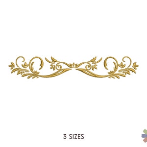 Pode incluir: Um adorno decorativo dourado com um design floral. O design é simétrico e apresenta duas linhas curvas com folhas e espirais.