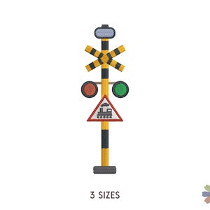 Puede incluir: Un diseño bordado de una señal de cruce de ferrocarril amarilla y negra con un semáforo rojo y verde y una señal de advertencia triangular roja con un tren negro en su interior. El letrero dice "3 TAMAÑOS".