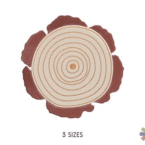 Pode incluir: Um desenho bordado de uma secção transversal de tronco de árvore com anéis concêntricos, em tons de castanho e bege. O desenho tem um aspeto rústico e natural.