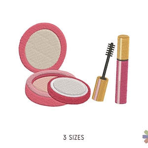 Puede incluir: Un conjunto de productos de maquillaje rosa y blanco, que incluye un compacto con espejo y un tubo de máscara de pestañas. La máscara de pestañas es negra con un tapón dorado.
