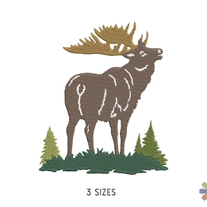 Op de afbeelding: Borduurwerk van een bruine eland met grote geweien die in een groen bos staat. De eland kijkt naar rechts en heeft zijn hoofd opgeheven. Het ontwerp is omgeven door groene bomen.