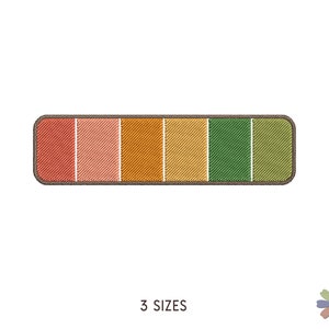 Puede incluir: Un parche rectangular bordado con un diseño a rayas en tonos de rojo, naranja, amarillo y verde. El parche tiene un borde marrón.