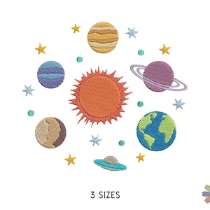 Puede incluir: Un diseño de bordado que presenta un sol colorido, planetas y estrellas. El diseño incluye un planeta azul con anillos, un planeta marrón y blanco, un planeta verde y azul, un planeta amarillo y un sol rojo con rayos. El diseño también incluye varias estrellas amarillas.