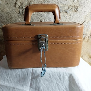 French Vintage light tan brown leather train vanity case with key ~ vintage luggage 1950&#39;s - 60&#39;s ~ good condition make up vanity case