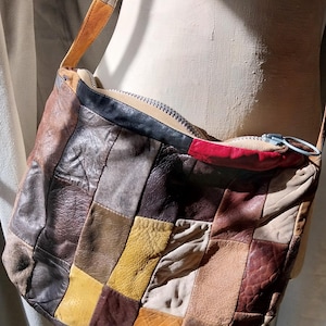 1970er Jahre handgefertigte Leder-Patchwork-Handtasche ~ langer Kreuzkörper oder Schulterriemen - guter Zustand für sein Alter, Leder ist sehr weich