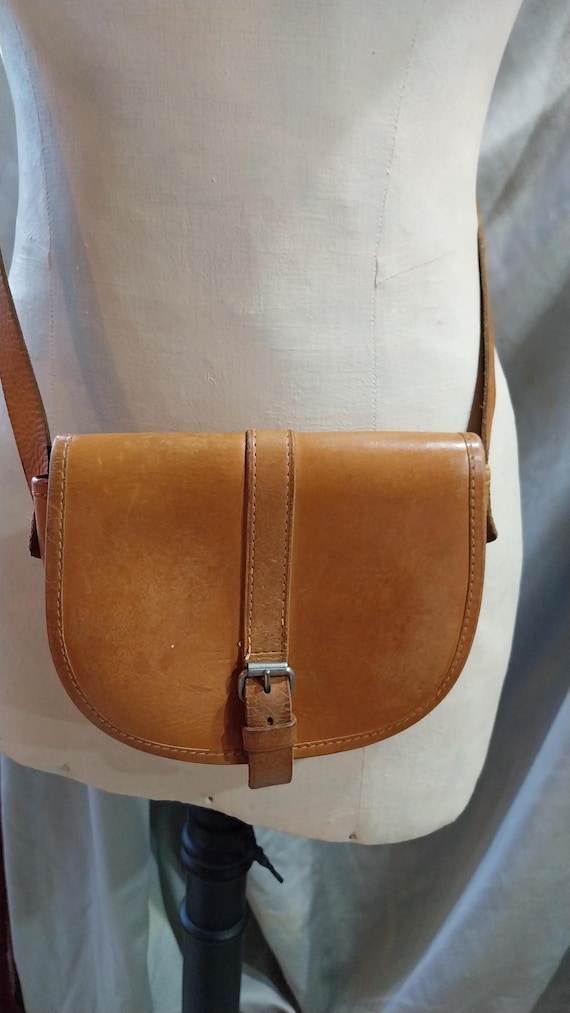 TAN LEATHER Saddlebag shape cross body handbag - 1970's - mulberry style women's small handbag, lovely condition