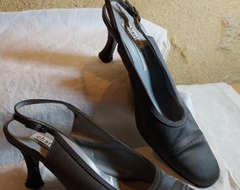 CHARLES DAVID Zapatos de tacón bajo con tiras cruzadas en satén gris plata ~ talla EU 37.5 ~ US 7 B