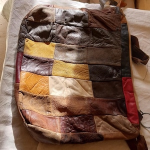 1970er Jahre handgefertigte Leder-Patchwork-Handtasche - langer Umhänge- oder Schulterriemen - guter Zustand für ihr Alter