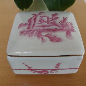 RARE - Bonbonnière asiatique carrée vintage, décor de putto rose