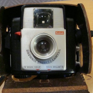 Small old Kodak Brownie Starlet Camera with leather bag