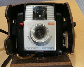 革製のバッグが付いた小さな古い Kodak Brownie Starlet カメラ