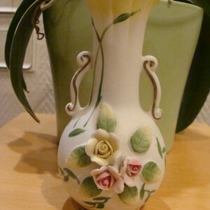 Lovely little biscuit vase, decorated with roses