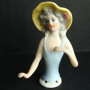 8 ANCIENS CHAPEAUX DE POUPEES - TISSU, PAILLE et PLUMES- pour