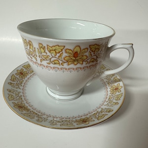 Vintage Yong Shen Porcelain Pagoda Mark China Yellow Flower Border Gold Trim Tea Cup and Saucer