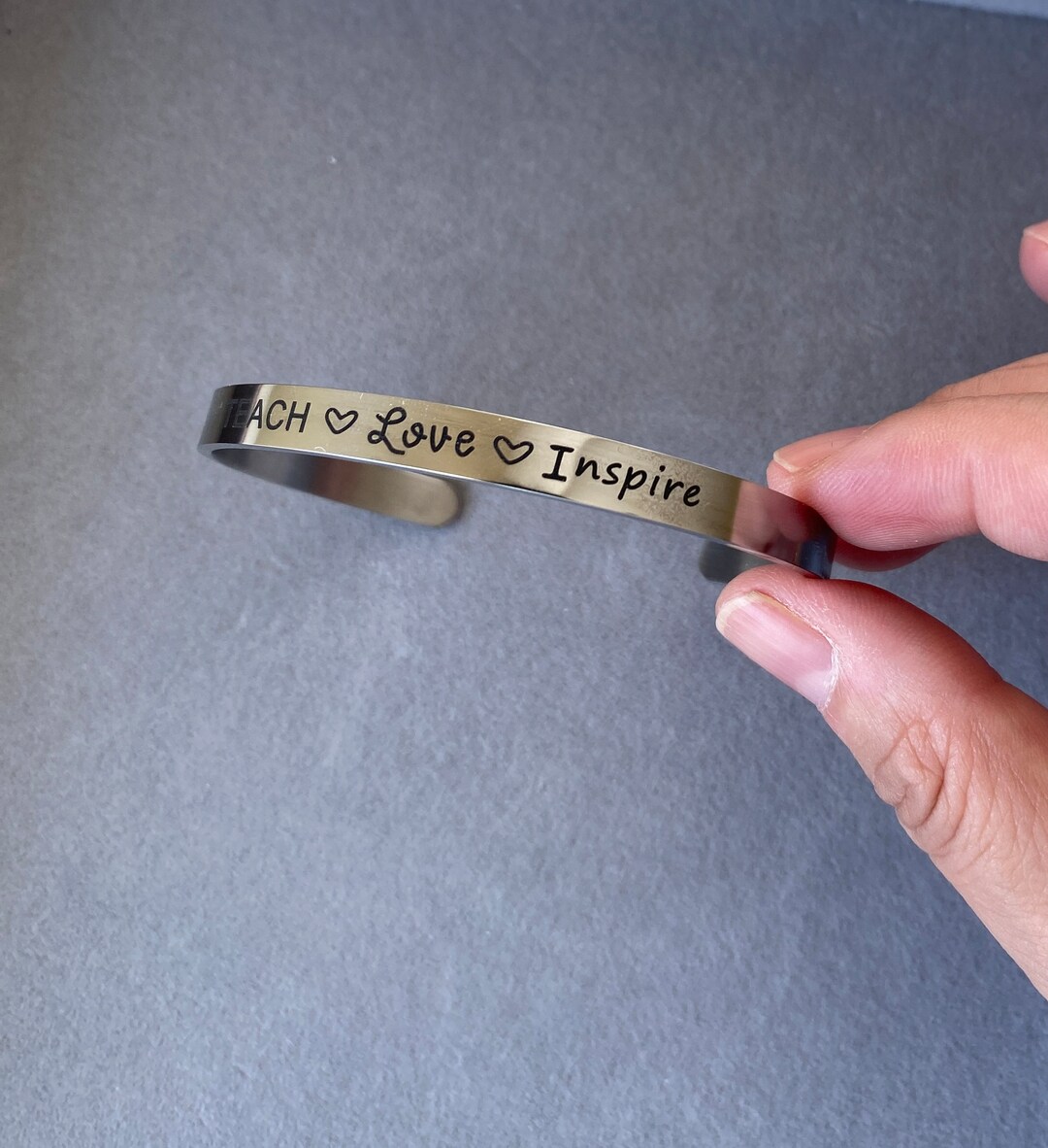 Bracciale Per Insegnanti Personalizzato Con Incisione - Acciaio Inox, Diametro 65 Mm - Regalo Di Apprezzamento Per Maestre E Maestri