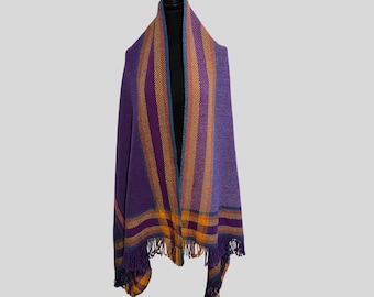 Púrpuras tejidas a mano y manta de lana de colores brillantes o manta de regazo