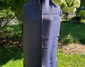 Bufanda de tencel azul marino y gris topo tejida a mano
