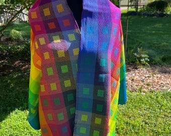 Chal de algodón arcoiris tejido a mano