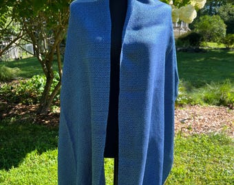 Chal de tencel azul marino y celeste (azul claro) tejido a mano