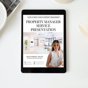 K&ouml;nnte beinhalten: Ein schwarzes Tablet zeigt eine Pr&auml;sentation mit dem Titel "Property Manager Service Presentation" mit dem Text "Your Ultimate Guide in Property Management". Die Pr&auml;sentation zeigt ein modernes Innendesign und ein Foto eines Maklers.