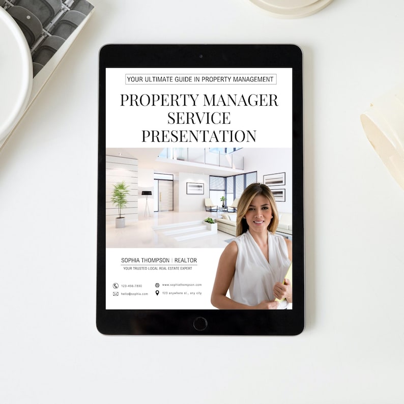 K&ouml;nnte beinhalten: Ein schwarzes Tablet zeigt eine Pr&auml;sentation mit dem Titel "Property Manager Service Presentation" mit dem Text "Your Ultimate Guide in Property Management". Die Pr&auml;sentation zeigt ein modernes Innendesign und ein Foto eines Maklers.