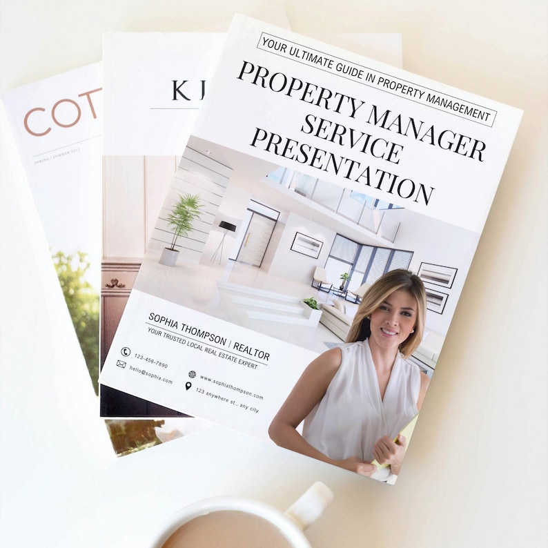 K&ouml;nnte beinhalten: Ein Stapel aus drei Zeitschriften und eine Kaffeetasse. Die oberste Zeitschrift tr&auml;gt den Titel "Property Manager Service Presentation" mit einem Foto einer Frau und eines modernen Hauses. Die anderen Zeitschriften tragen die Titel "COT" und "KI".