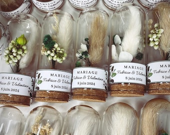 Mini glass bell jars filled with dried and preserved flowers, guest gifts, wedding favors