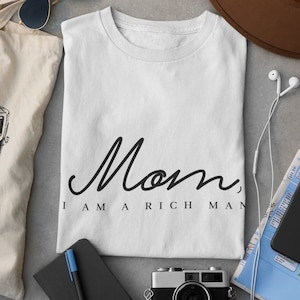 T-shirt with statement slogan | T-shirt with print | Christmas + Birthday Gift Idea | T-shirt with TikTok trend - Mom, I am a Rich Man