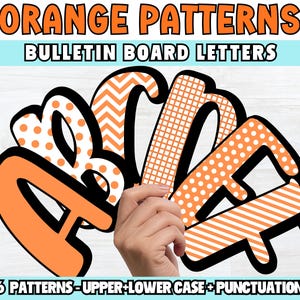 Puede incluir: Letras de tablón de anuncios con patrones naranjas y contornos negros. Las letras están rellenas con varios patrones, incluyendo lunares, chevrones y rayas. La imagen incluye el texto "Orange Patterns" y "Bulletin Board Letters". También se incluye el texto "6 Patterns - Upper + Lower Case + Punctuation".