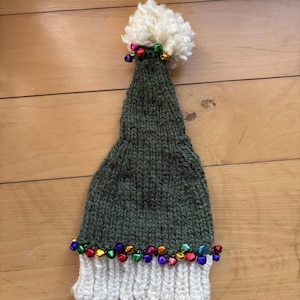 Bonnet bébé elfe en tricot fait main avec grelots | Bonnet de Noël pour nouveau-né | Accessoire photo de vacances | Convient aux 0-6 mois