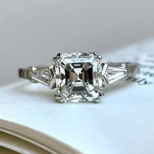 Anello di fidanzamento Art Déco con moissanite Asscher da 2 ct: pietra laterale aquilone