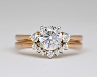 Conjunto de anillos nupciales de moissanita de tres piedras, conjunto de anillos de compromiso de moissanita de corte redondo, alianza de boda de diamantes curvados vintage, anillo de aniversario