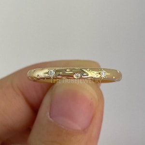 Alliance vintage avec gravure d'étoiles, alliance minimaliste en moissanite, bague céleste, bague superposable en or délicate, bague tendance, bague d'anniversaire