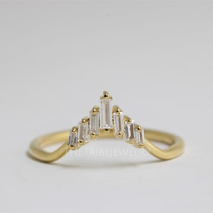 Minimalist Baguette Cut Moissanit Band, Chevron Ehering, Baguette Diamant Ehering, Baguette Band, einzigartige Gold Stapelring