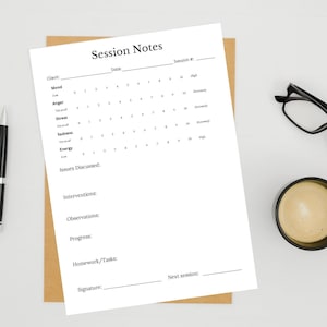 Peut inclure: Une feuille de papier blanche avec le titre "Session Notes" et une grille pour évaluer les niveaux d'humeur, de colère, de stress, de tristesse et d'énergie. Le papier est sur une enveloppe brune avec un stylo et une tasse de café sur une surface blanche.