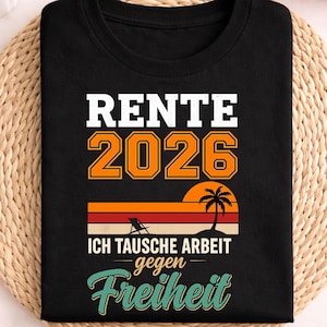 displayed on a woven round mat featuring a colorful retro style typography design celebrating retirement. The design prominently displays the text Rente 2026 in bold vintage inspired numbers and lettering. Below the year appears a sunset themed graphic composed of horizontal retro stripes in warm orange red and beige tones. A silhouette of a palm tree and a beach chair appears in front of the sunset creating a relaxed vacation atmosphere associated with retirement freedom.