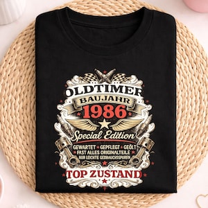 Puede incluir: Camiseta negra con un diseño vintage. El gráfico incluye el texto "OLDTIMER BAUJAHR 1986 Special Edition" en rojo y dorado, junto con piezas de motor y las palabras alemanas "GEWARTET GEPFLEGT GEÖLT" y "TOP ZUSTAND". La palabra "schwarz" está arriba.