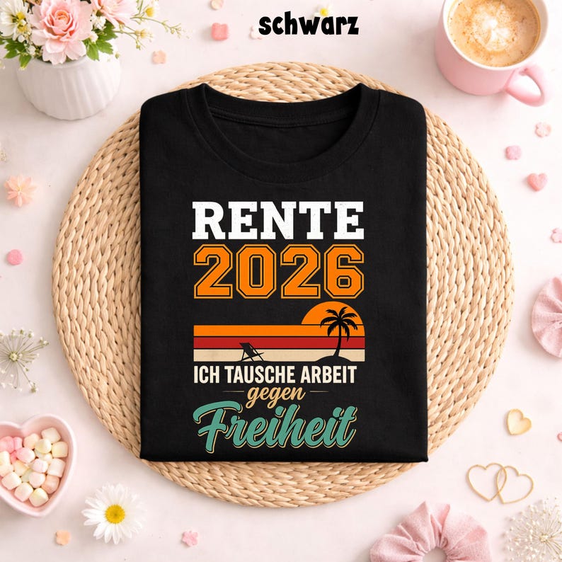 displayed on a woven round mat featuring a colorful retro style typography design celebrating retirement. The design prominently displays the text Rente 2026 in bold vintage inspired numbers and lettering. Below the year appears a sunset themed graphic composed of horizontal retro stripes in warm orange red and beige tones. A silhouette of a palm tree and a beach chair appears in front of the sunset creating a relaxed vacation atmosphere associated with retirement freedom.