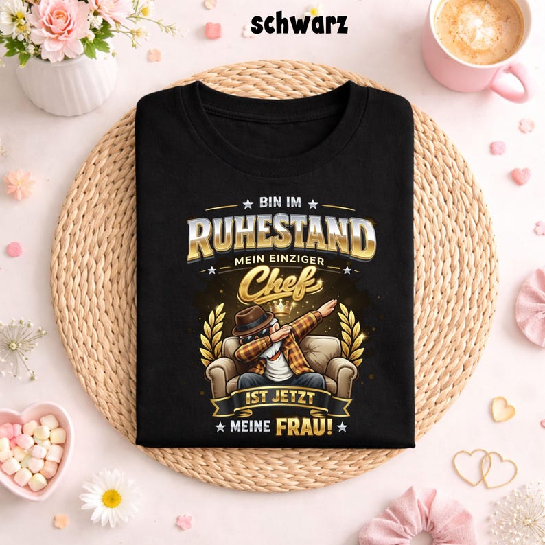 with the German text “Bin im Ruhestand mein einziger Chef ist jetzt meine Frau”. The design features a humorous illustration of a relaxed retired man sitting in a comfortable armchair. The character is wearing a hat and casual clothing while performing a playful dab pose with his arms. Behind the man there are golden decorative elements including a crown and laurel leaves that emphasize a celebratory retirement theme. The text is arranged in large bold typography with