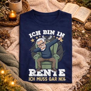 Może przedstawiać: Granatowa koszulka z grafiką starszego pana robiącego dabbing w zielonym fotelu. Tekst na koszulce brzmi "ICH BIN IN RENTE ICH MUSS GAR NIX".