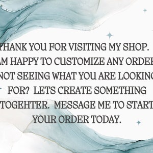 Pode incluir: Texto sobre um fundo branco com um design de aquarela azul. O texto diz: "Obrigado por visitar minha loja. Estou feliz em personalizar qualquer pedido. N&atilde;o est&aacute; encontrando o que procura? Vamos criar algo juntos. Envie-me uma mensagem para iniciar seu pedido hoje."