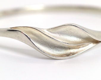 Silver bangle (925) Scandinavia - design, matted & curved shape 17 cm Hermann Siersbol H.S