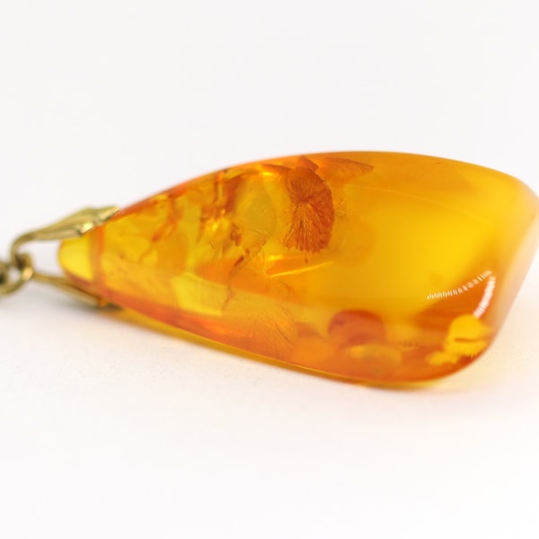 Pendentif vintage en ambre, AM (probablement double oeillet doré) belles inclusions, L: 4,4 cm