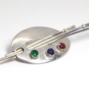Design silver (925) brooch + ruby, sapphire, green stone (3 x 0.35ct) L: 8 cm