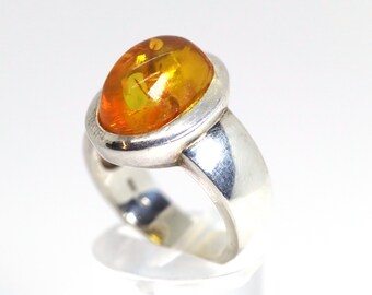 Silver ring (925 sterling) with oval amber Rg: 56 1/2