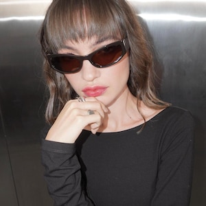 Brown Slim Sunglasses – Rectangular Retro Frame  – UV400 Protection – 90s Minimalist Eyewear – Unisex Shades