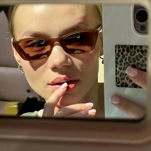 Gafas de sol color caramelo – Montura rectangular delgada de estilo retro – Gafas minimalistas de los 90 – Protección UV400