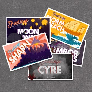 Puede incluir: Un conjunto de cinco postales con temática de viajes. Cada postal presenta el texto "Greetings From" y un nombre de destino. Los diseños incluyen paisajes urbanos, un velero y escenas celestiales, todo en colores vibrantes.